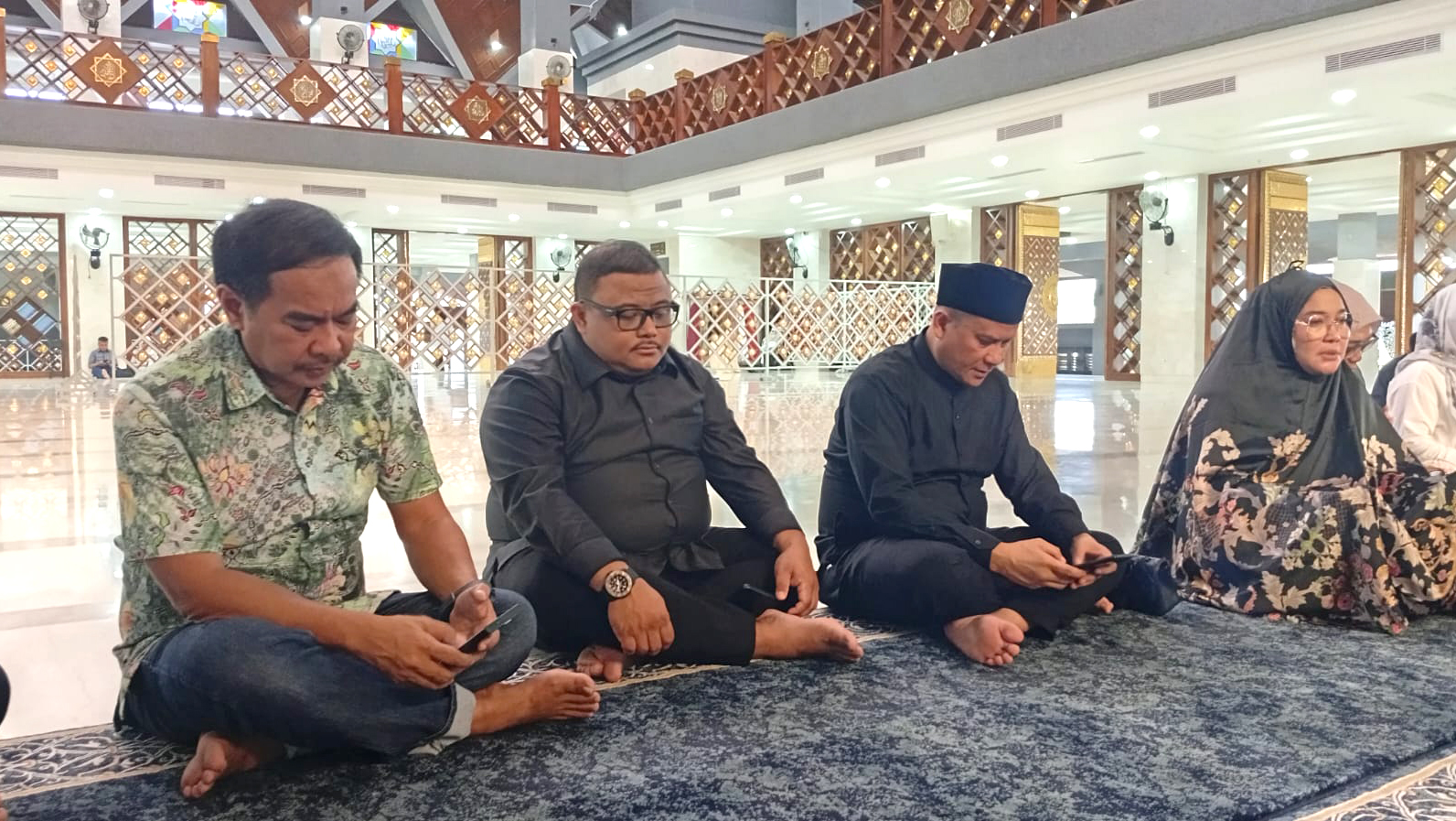 Dalam rangka Mukab IX Kadin Kabupaten Bogor, Panitia dan Ibu Ketua KADIN Kab. Bogor melaksanakan Sholat Azhar dan Doa Bersama di Masjid Nurul Wathon.